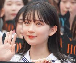 畑芽育、セーラー服×エプロン姿で登場 会場の大歓声に笑顔「かわいらしい女の子なので楽しいです」 | ORICON NEWS