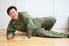 自衛官芸人・やす子「SMAは無法地帯」 事務所を選んだ理由は「すぐに入れると」 | ENCOUNT