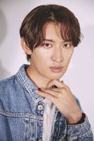 Snow Man 向井康二、かわいさと艶っぽさのバランスがずるい“ムズきゅん”グラビア - ライブドアニュース