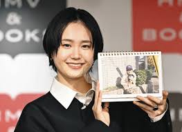 尾碕真花、チワワとポメラニアンのミックスの愛犬と初共演「うちの子はすごい賢い」 カレンダー発売イベント:中日スポーツ・東京中日スポーツ