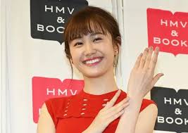 尾碕真花:“リュウソウピンク”が赤ミニワンピでキュートに脚見せ ハートアクセでラブリーに - 毎日キレイ