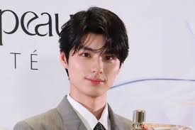 本田響矢：「めおと日和」で話題 グレースーツと「キラキラっと輝きがある」ネクタイでイベント出席 - 毎日キレイ