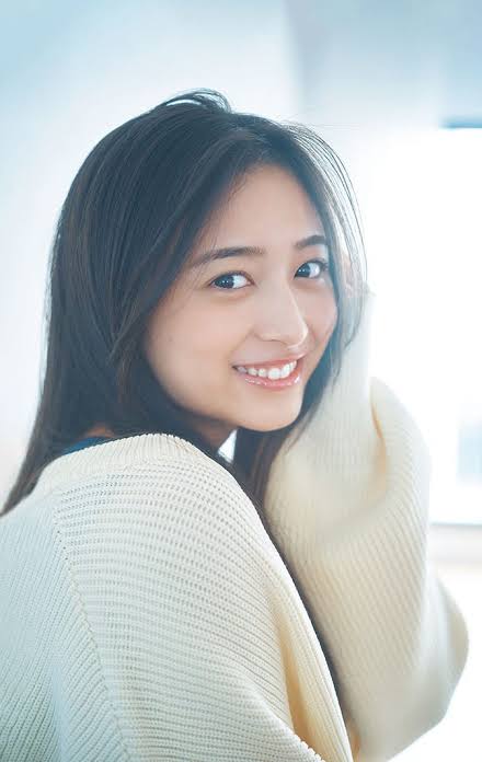 乃木坂46井上和、自然な笑顔で彼女感溢れる「週刊少年サンデー」表紙登場 - モデルプレス