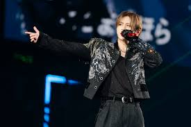 山田涼介・初のソロツアー「Ryosuke Yamada LIVE TOUR 2025 RED」  デビュー当時から背負ってきた“赤”と、その軌跡を辿る渾身のステージ | anan