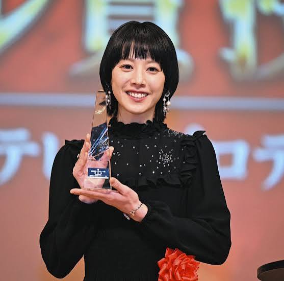 夏帆、エランドール賞受賞 「今日は何ていい日！」と笑顔 お祝いゲストの竹内涼真は「実は中学生のころ待ち受けにしてました！」とカミングアウト：中日スポーツ・東京中日スポーツ