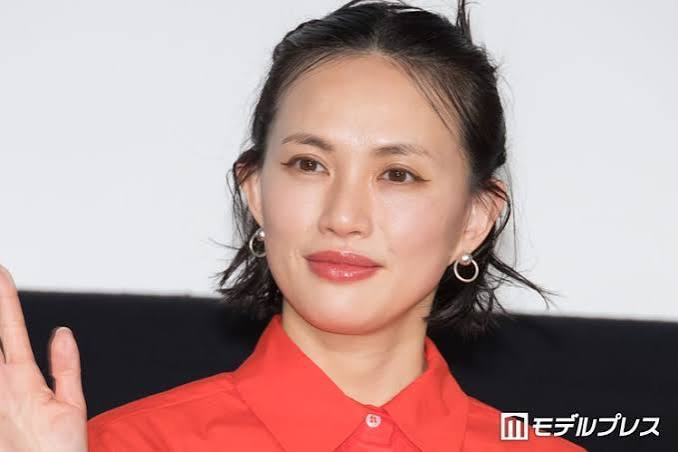 臼田あさ美、膝丈スカートで美脚際立つ「魅力的」「素敵な雰囲気」の声 - モデルプレス